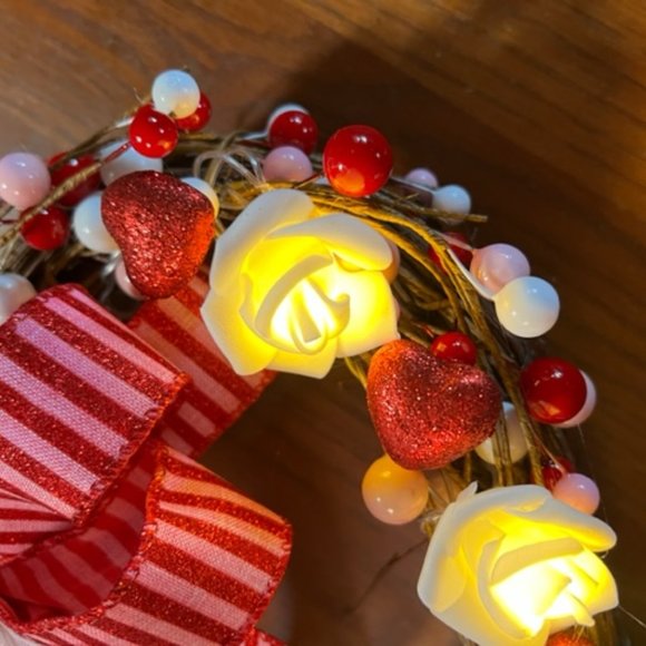 WICKER HEART with LITE WHITE ROSES - Picture 4 of 13